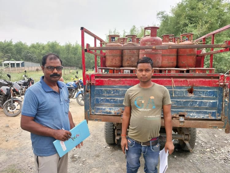 सरकार भवन से आसान हुआ सिलिंडर का वितरण