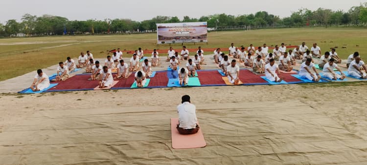 अधिकारियों व जवानों ने किया योग