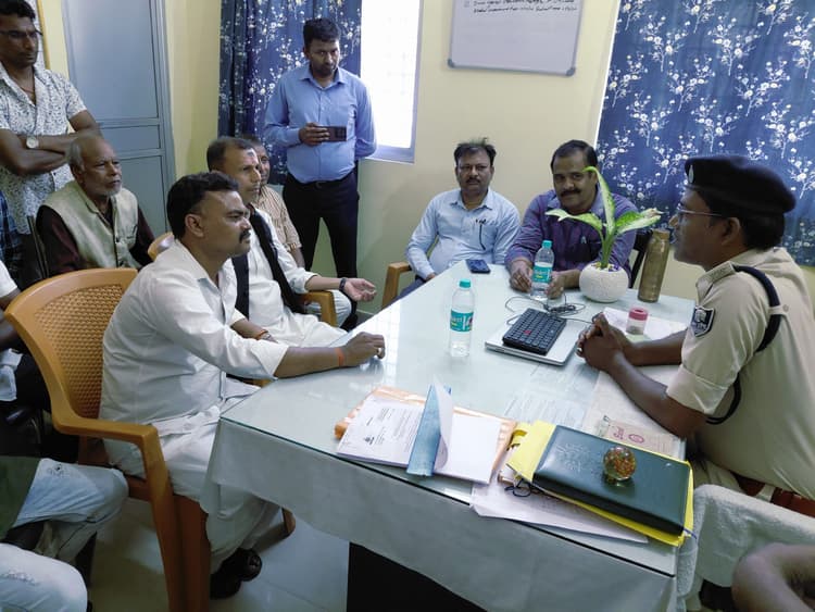 रेल एएसपी व अधिकारियों से वार्ता के बाद टला जीएम का पुतला दहन कार्यक्रम