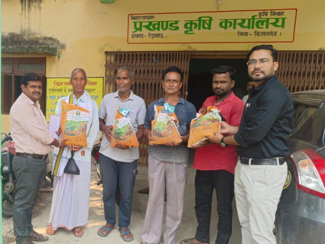 टेढ़ागाछ में अनुदानित दर पर मूंग, तिल, पाट व मक्का बीज का वितरण शुरू