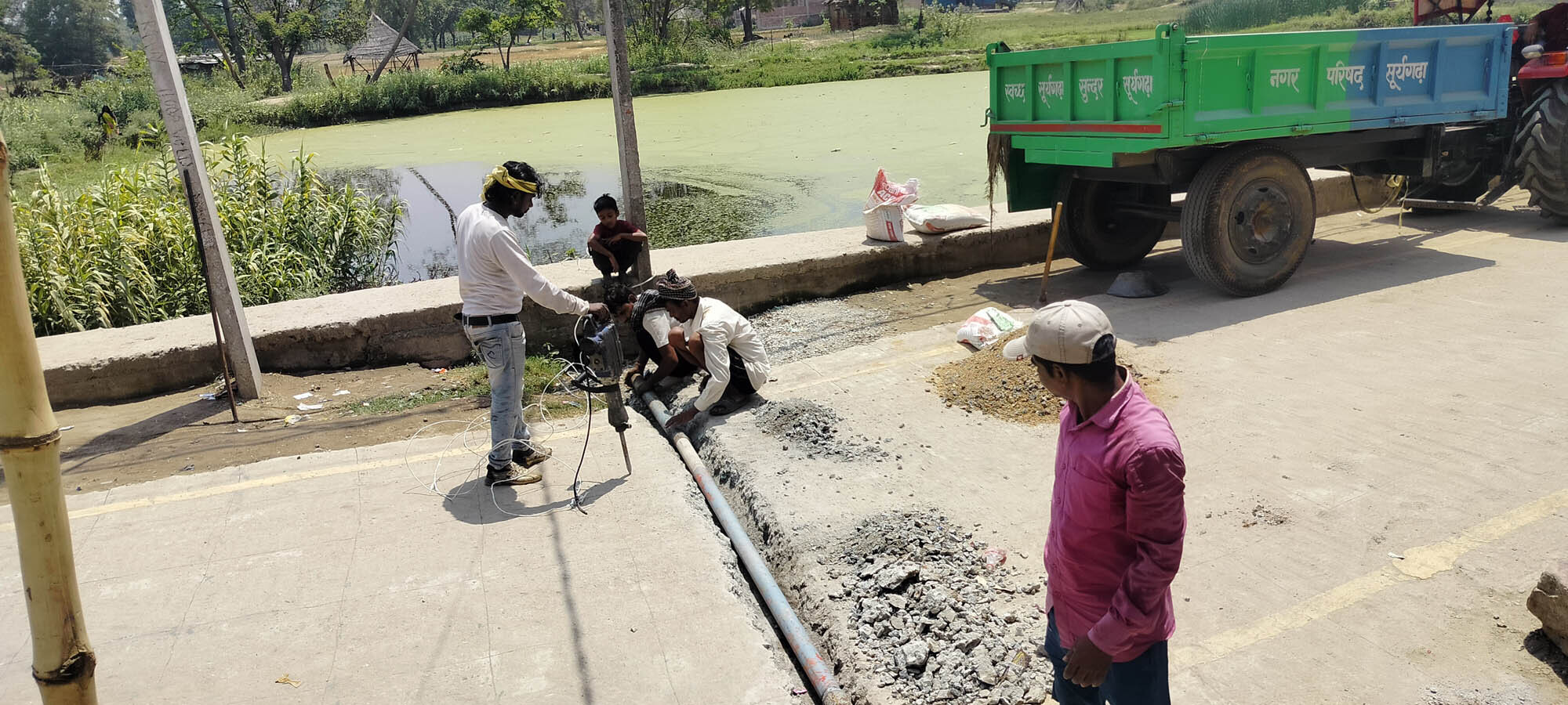 नगर परिषद ने नाले में पाइप डालकर सड़क को किया सुरक्षित