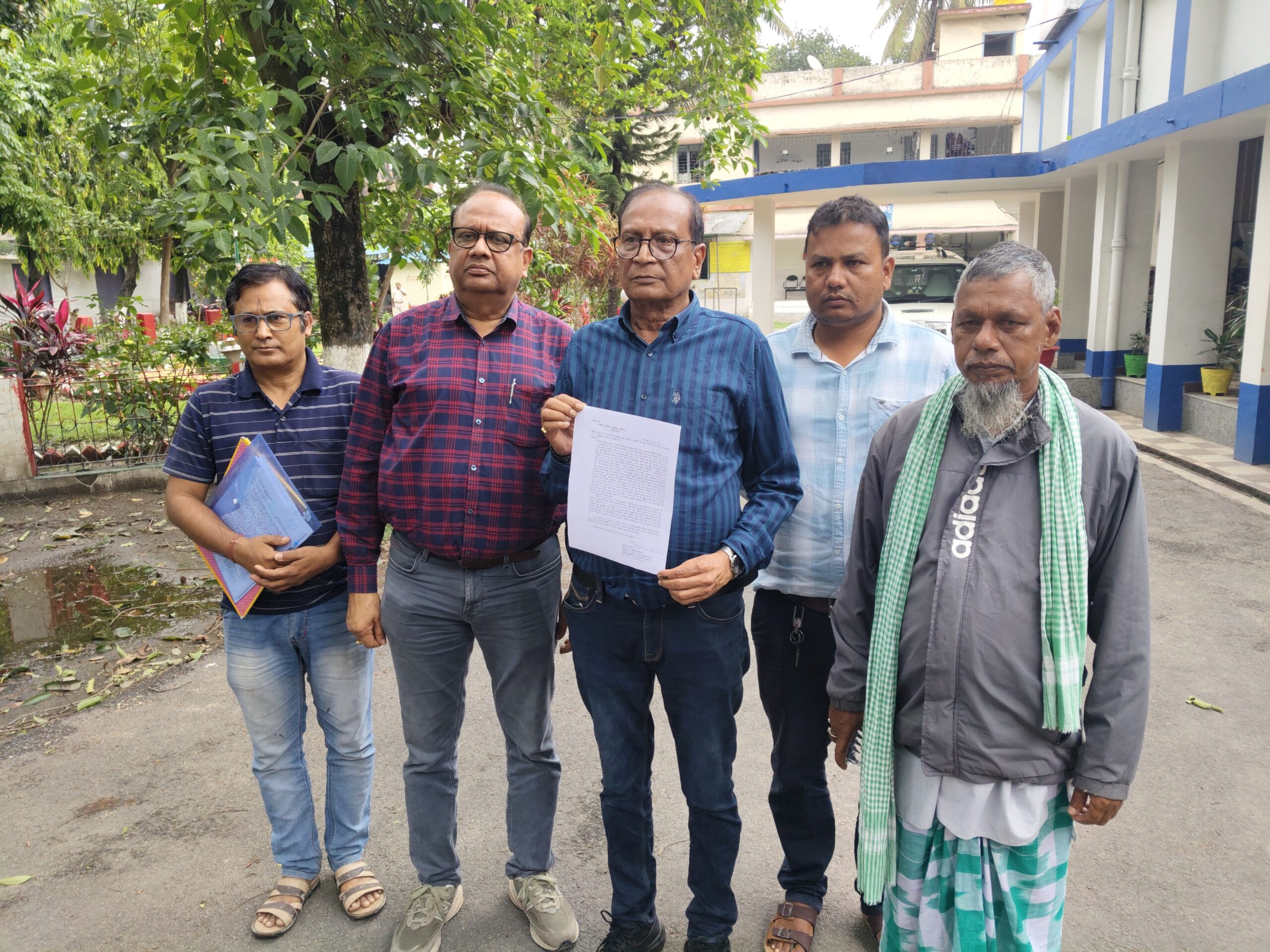 चाय बगान पर जबरन कब्जा व पांच लाख की रंगदारी की एसपी से शिकायत