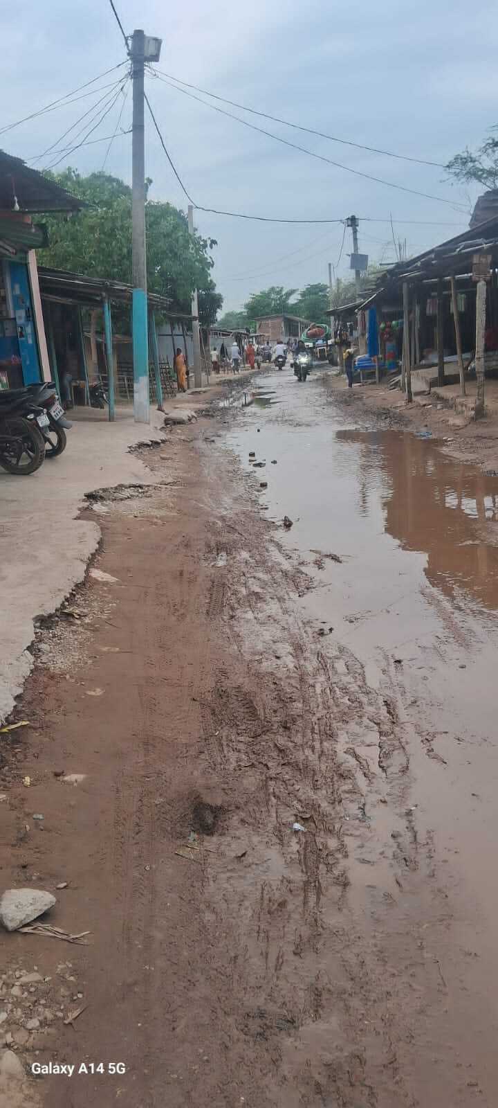 फलवरिया हटिया में जलजमाव से आमजन व दुकानदार परेशान
