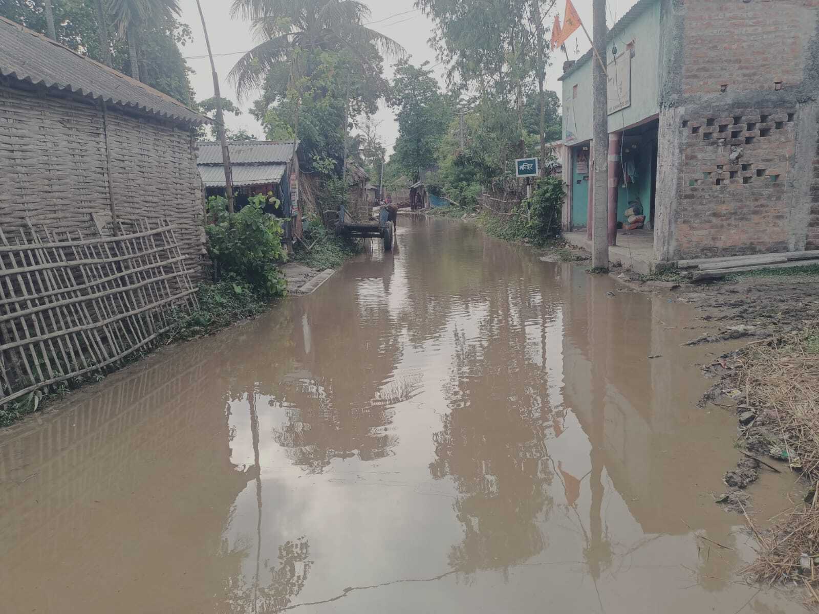 SUPAUL प्राथमिक विद्यालय के मार्ग पर कई महीनों से जलजमाव