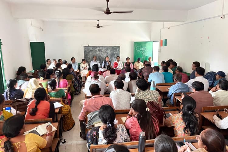 हजारीबाग में सरकारी स्कूलों में नए सत्र की पढ़ाई शुरू, शिक्षकों के साथ शिक्षा अधिकारियों ने की बैठक