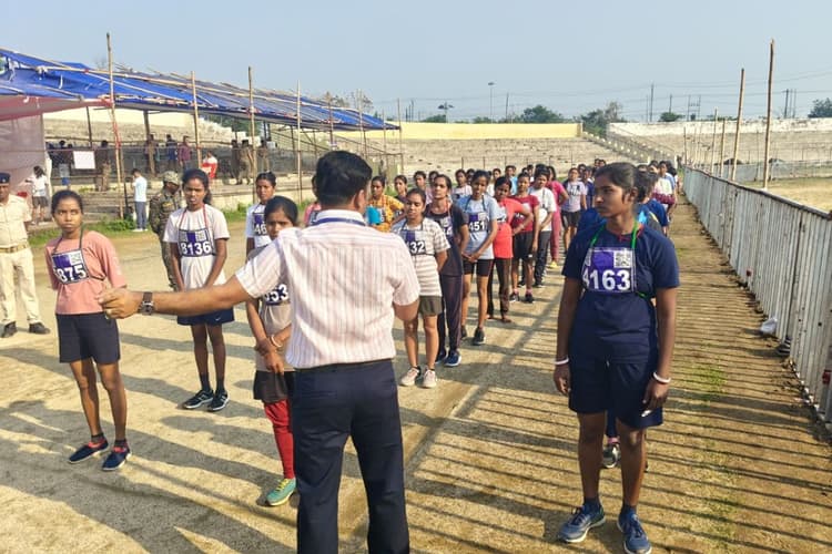 धनबाद में होमगार्ड भर्ती परीक्षा तीसरे दिन भी सख्त निगरानी के बीच जारी