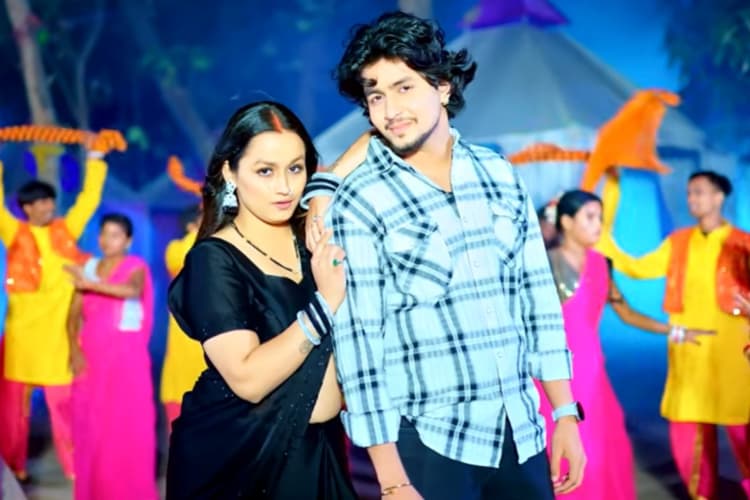 खुशी कक्कड़ का गाना 'बवाल होई जिला में' आउट, सौम्या पांडेय के ठुमकों ने मचाया बवाल