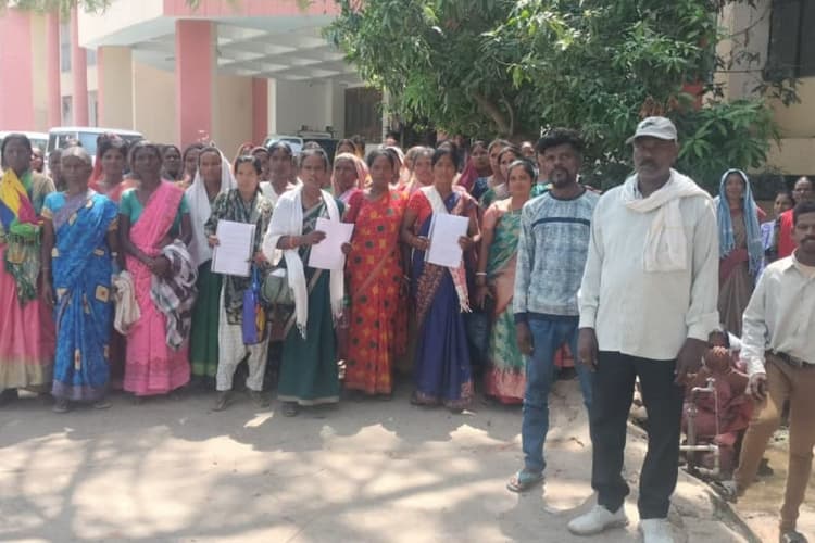 लातेहार में गांव मे पारंपरिक पूजा-पाठ शुरू कराने को लेकर उपायुक्त को दिया आवेदन