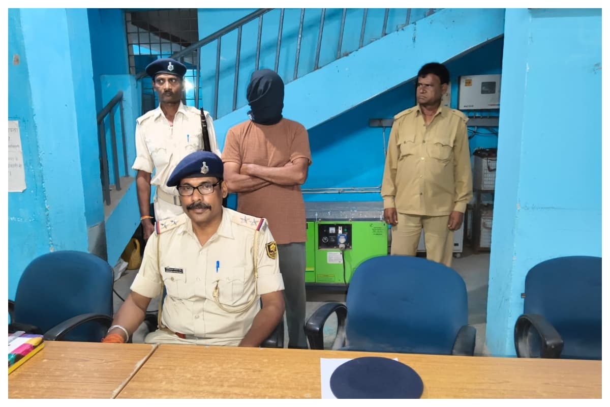 Lauria ganja smuggler arrested police seized nepali bike