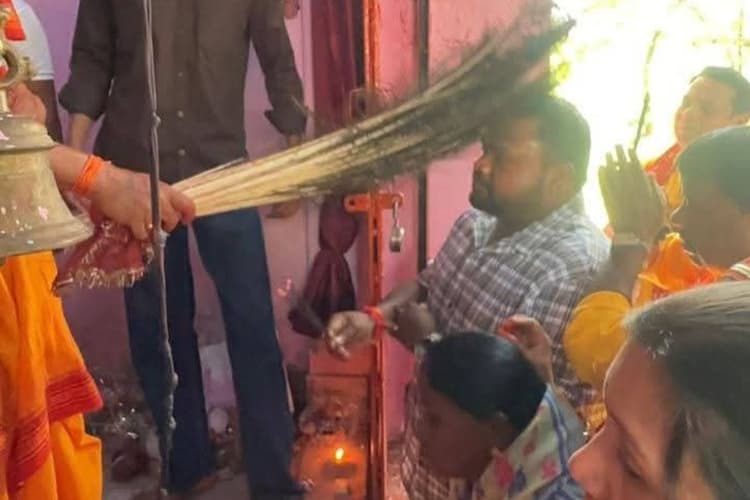 चक्रधरपुर मां पाउडी मंदिर में उमड़ा आस्था का सैलाब, भक्तों ने आग और कांटों पर चलकर दी भक्ति की परीक्षा