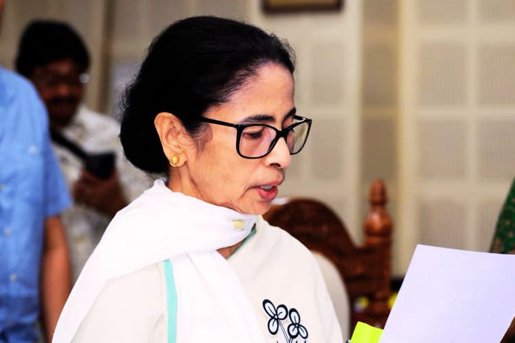 भवानीपुर में नामांकन के बाद बोलीं ममता बनर्जी- वोटर लिस्ट से करोड़ों नाम गायब, यह लोकतंत्र का गला घोंटना