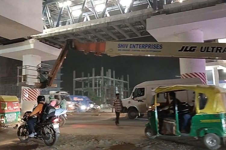 पटना में मेट्रो साइट पर स्लैब में दबा मजदूर, लोग बोले- मदद की बजाय वीडियो बनाने में व्यस्त रहे प्रशासन के लोग