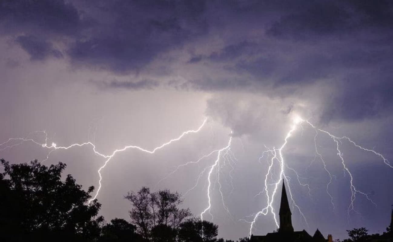बंगाल में काल बैशाखी का दिखा कहर, नदिया में एक की मौत, बागदा में कई मकान गिरे बंगाल में काल बैशाखी का दिखा कहर, नदिया में एक की मौत, बागदा में कई मकान गिरे