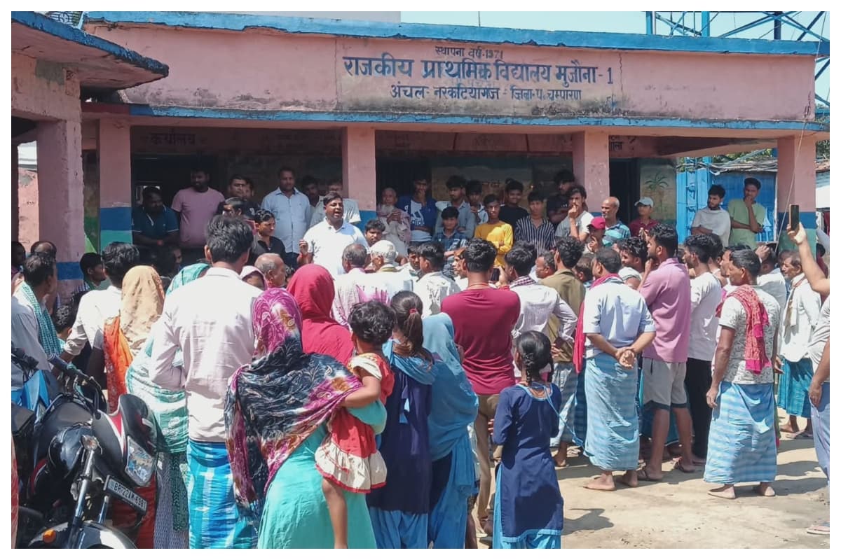 Narkatiaganj Mujona school protest lock villagers education issue