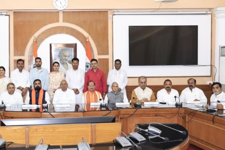 नीतीश कैबिनेट की आखिरी बैठक के बाद भावुक हुए मंत्री, बोले- बिहार के लिए ऐतिहासिक और यादगार पल