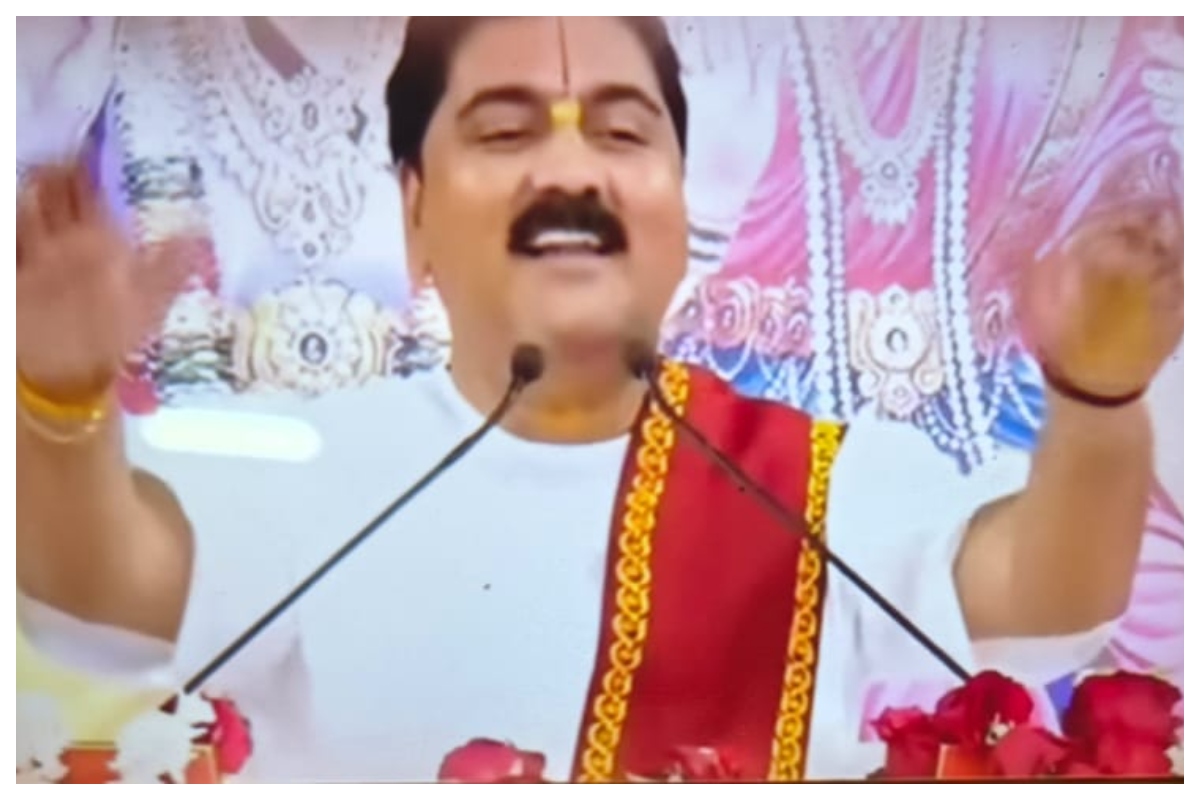 बेतिया के हरिवाटिका शिव मंदिर में रामकथा सुनाते राजन जी महाराज