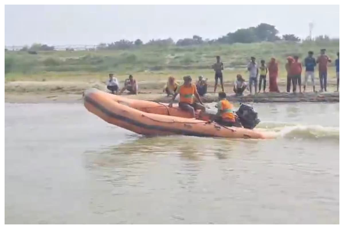 सीतामढ़ी के बघौनी गांव में नदी में सर्च ऑपरेशन में जुटी एसडीआरएफ की टीम