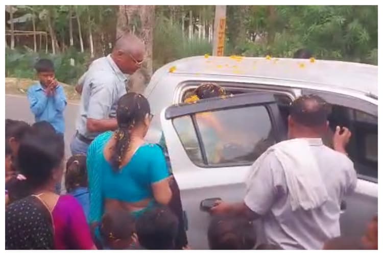 Sitamarhi: 14 साल का रिश्ता टूटा, शिक्षिका मीनाक्षी प्रिया को बेटी की तरह दी गई विदाई