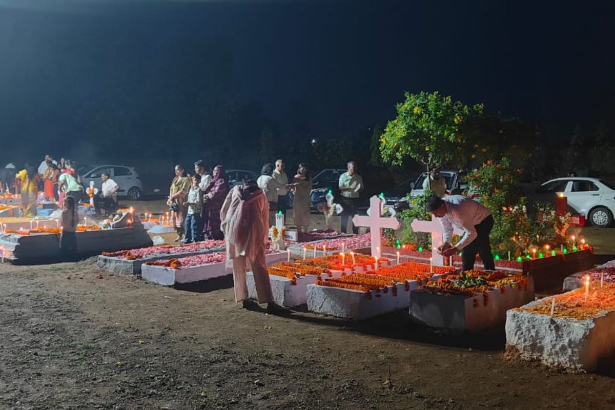 रामगढ़ में विशेष संडे पर मसीही समुदाय ने की कब्रिस्तान में प्रार्थना, मोमबत्तियां जलाकर दी श्रद्धांजलि