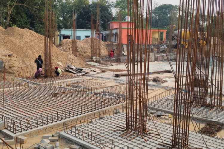 10.50 करोड़ के प्रखंड-अंचल भवन निर्माण में अनियमितता के आरोप, घटिया सामग्री इस्तेमाल का दावा