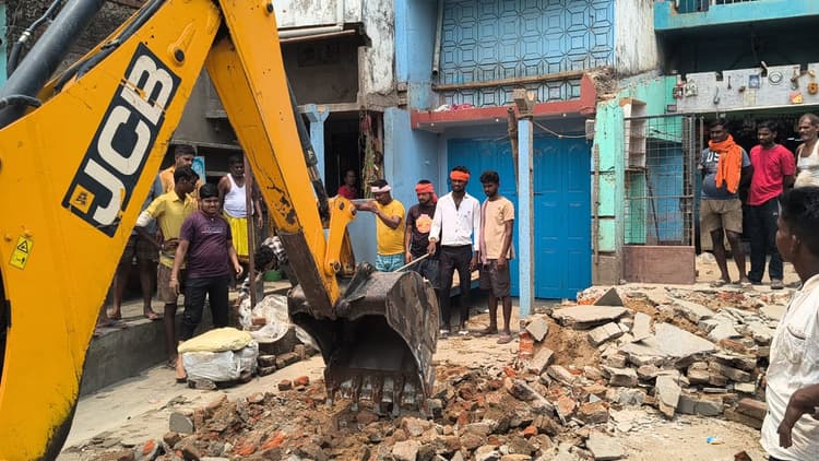 अतिक्रमण पर चला प्रशासन का बुलडोजर, अवैध दुकानें हटाने से दुकानदारों में मचा हड़कंप