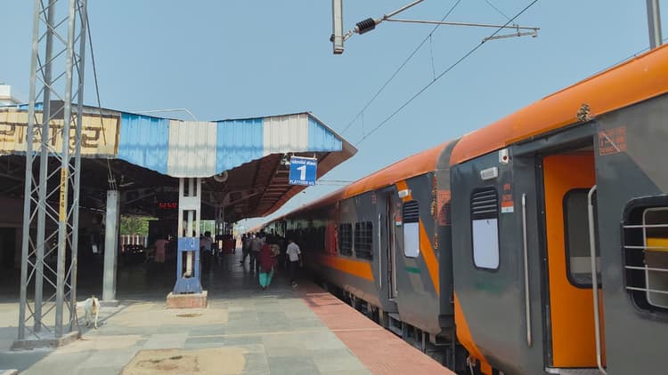 पहली बार राघोपुर पहुंची अमृत भारत एक्सप्रेस, लोगों में खुशी