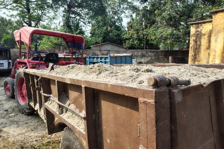Bettiah Illegal Sand Mining: वीटीआर सेफ्टी जोन में पुलिस का बड़ा एक्शन: अवैध बालू लदा ट्रैक्टर-ट्रॉली जब्त, चारघरिया के तीन धंधेबाज गिरफ्तार