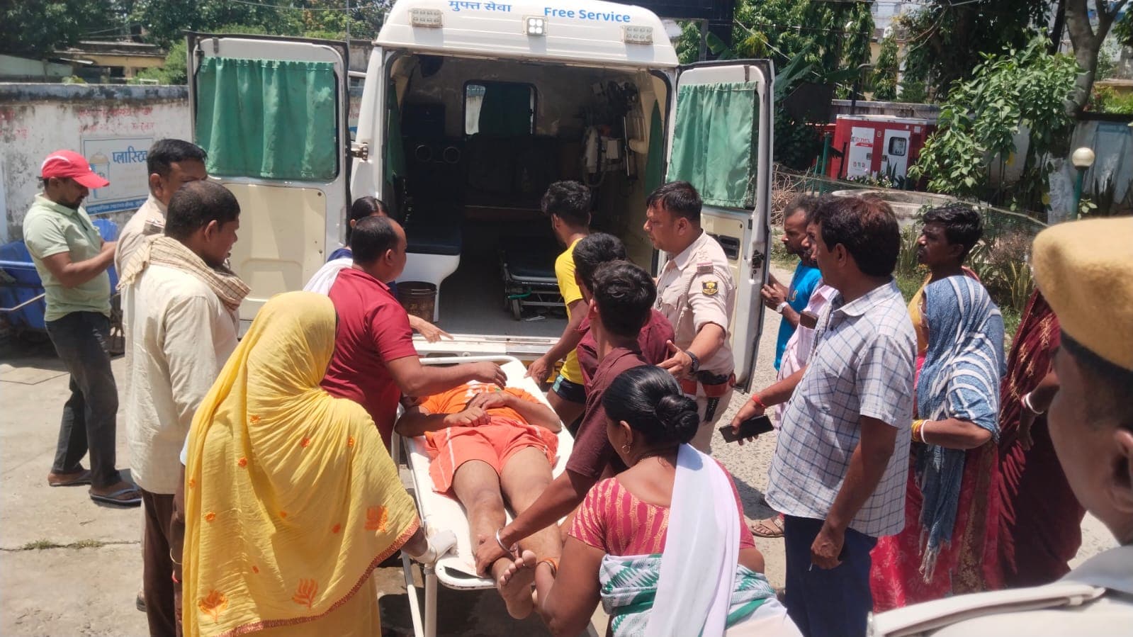 अनियंत्रित बाइक गड्ढे में गिरने से युवक की मौत, दो साथी गंभीर रूप से घायल