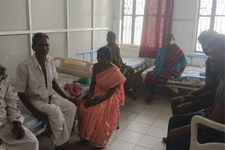 कैमूर में डिवाइडर से टकराई टूरिस्ट बस, सात श्रद्धालु घायल