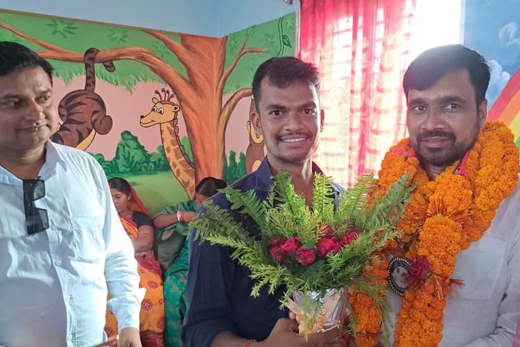 RLM के जिलाध्यक्ष बने देवन मुखिया, कार्यकर्ताओं ने फूल-मालाओं से किया स्वागत