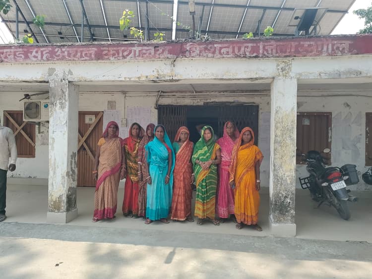 70 वर्षों से बसे महादलित परिवारों ने लगाई गुहार, बोले– पहले दें बासगीत पर्चा, फिर हटाएं घर