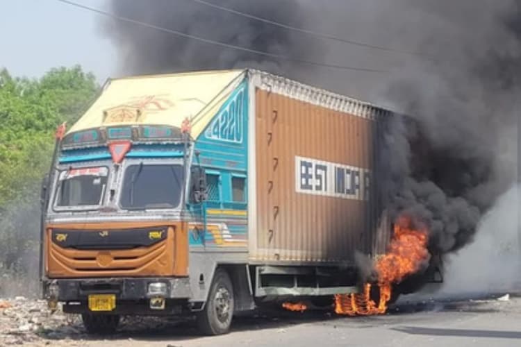 जहानाबाद में बाइक लदी कंटेनर अचानक धू-धू कर जली, 40 से अधिक बाइक स्वाहा लाखों का नुकसान