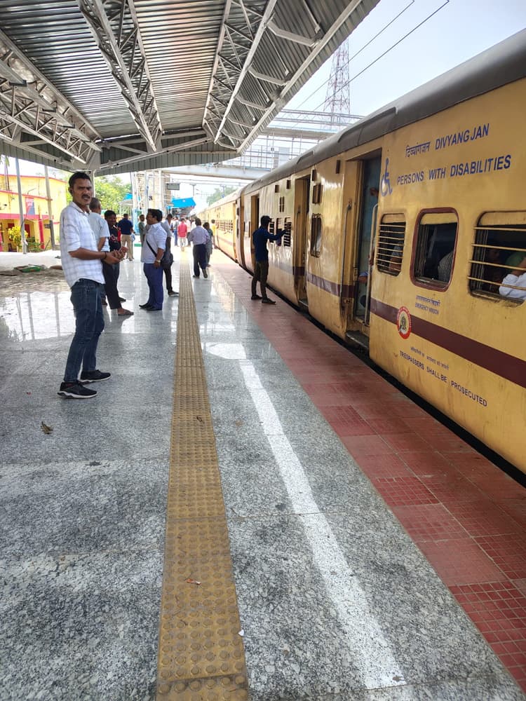 सिंगल लाइन बनी यात्रियों की बड़ी परेशानी, दिनभर रुक-रुक कर चल रही ट्रेनें