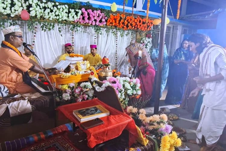 Madhubani News: बरैयाटोल में सात दिवसीय श्रीमद्भागवत कथा से भक्तिमय हुआ माहौल, गोवर्द्धन लीला सुन भावविभोर हुए श्रद्धालु