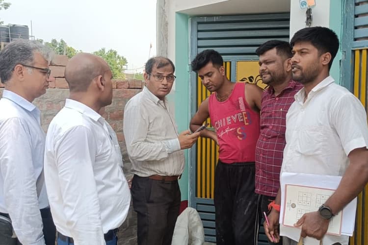 Gopalganj News: कर्णपुरा गांव में जनगणना निदेशालय की टीम का डोर-टू-डोर सत्यापन अभियान