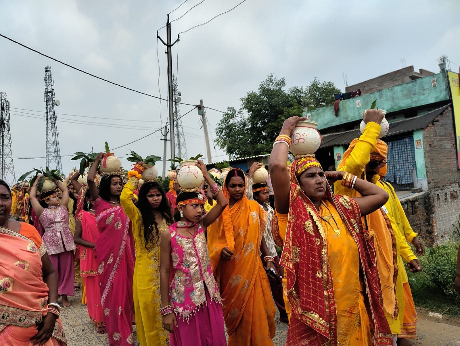 'राम आएंगे तो अंगना सजाऊंगी' के भजनों पर झूमीं महिलाएं, चमनगढ़ में भव्य कलश यात्रा