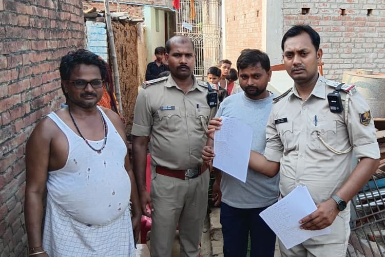 Darbhanga News: केवटी में नाबालिग के अपहरणकर्ता के घर कुर्की-जब्ती, सामान उठा ले गई पुलिस