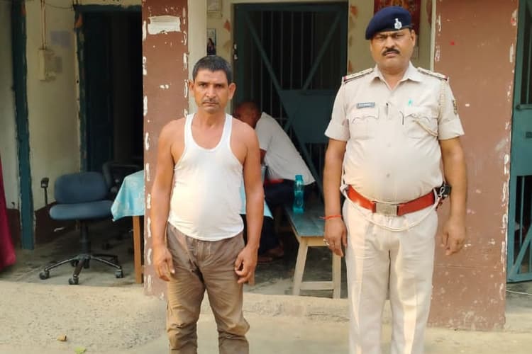 Sheikhpura News: कुर्की से पहले आरोपी ने किया आत्मसमर्पण, कार्रवाई किए बिना लौटी पुलिस