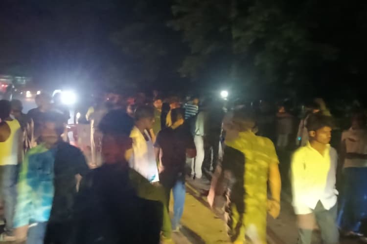 Darbhanga News: सुपौल-बेनीपुर मुख्य पथ पर अज्ञात वाहन ने बाइक सवार दो लोगों को कुचला, मौके पर ही दर्दनाक मौत, सड़क जाम कर ग्रामीणों का हंगामा