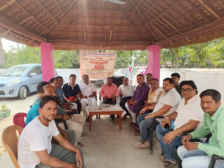 आलमनगर में ई-फार्मेसी के खिलाफ दवा दुकानदारों ने निकाला मार्च, सिर्फ एक दुकान को मिली इमरजेंसी सेवा की अनुमति
