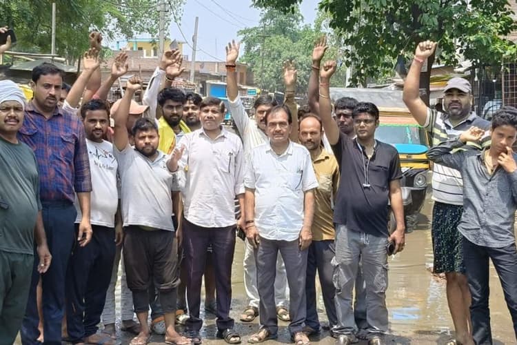 डुमरांव के कोरानसराय में जलजमाव पर फूटा ग्रामीणों का गुस्सा, सड़क जाम कर किया प्रदर्शन