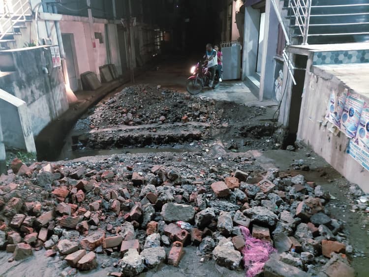 वार्ड एक में नाला निर्माण बना राहगीरों के लिए आफत, अंधेरे के कारण दुर्घटना का बना डर