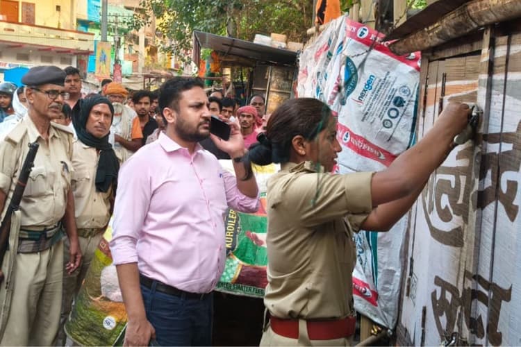 दुर्गा मंदिर अड्डा रोड में पुलिस की बड़ी छापेमारी, गुमटी से भारी मात्रा में अंग्रेजी शराब बरामद