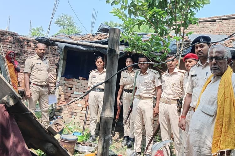 Darbhanga News: पहली पत्नी की हत्या के फरार आरोपी तेज नारायण दास के घर कुर्की-जब्ती, फूस का मकान उजाड़ा