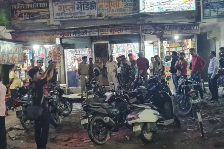 Darbhanga News: दरभंगा में चश्मे की दुकान की आड़ में कोडीन सिरप का धंधा, 43 बोतल कोडीन कफ सिरप और ₹25 लाख कैश बरामद