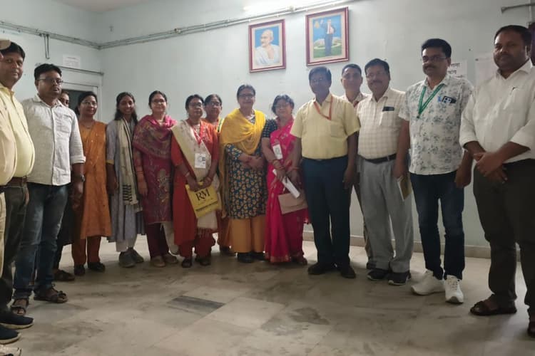 Sitamarhi Census 2027: सीतामढ़ी पहुंचे केंद्रीय पर्यवेक्षक गोपाल महतो, मकान सूचीकरण और परिवार गणना का लिया जायजा