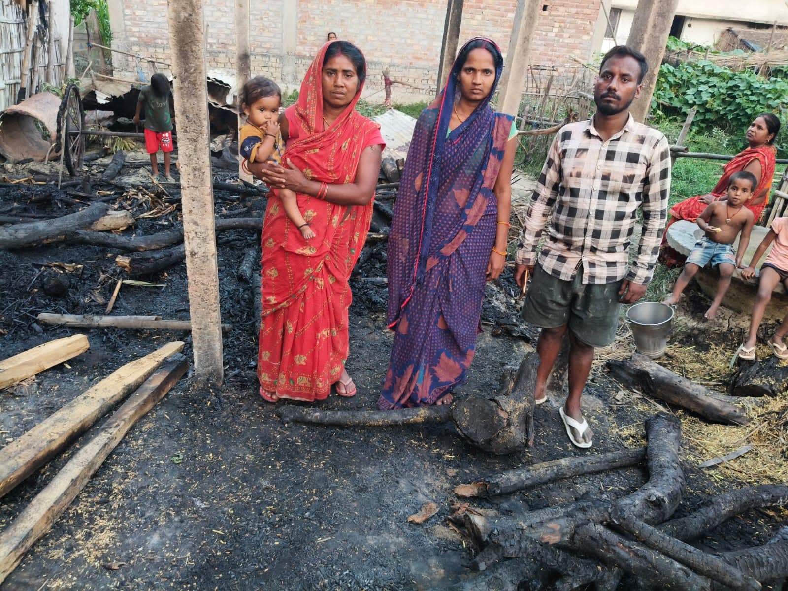 पसराहा के बड़ी पैकान्त में अगलगी से तीन घर स्वाहा, लाखों की संपत्ति जलकर राख