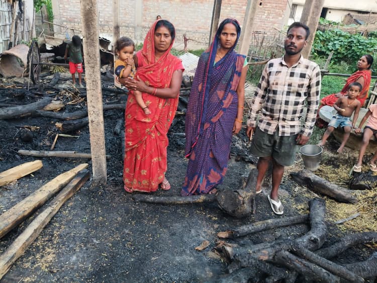 पसराहा के बड़ी पैकान्त में अगलगी से तीन घर स्वाहा, लाखों की संपत्ति जलकर राख