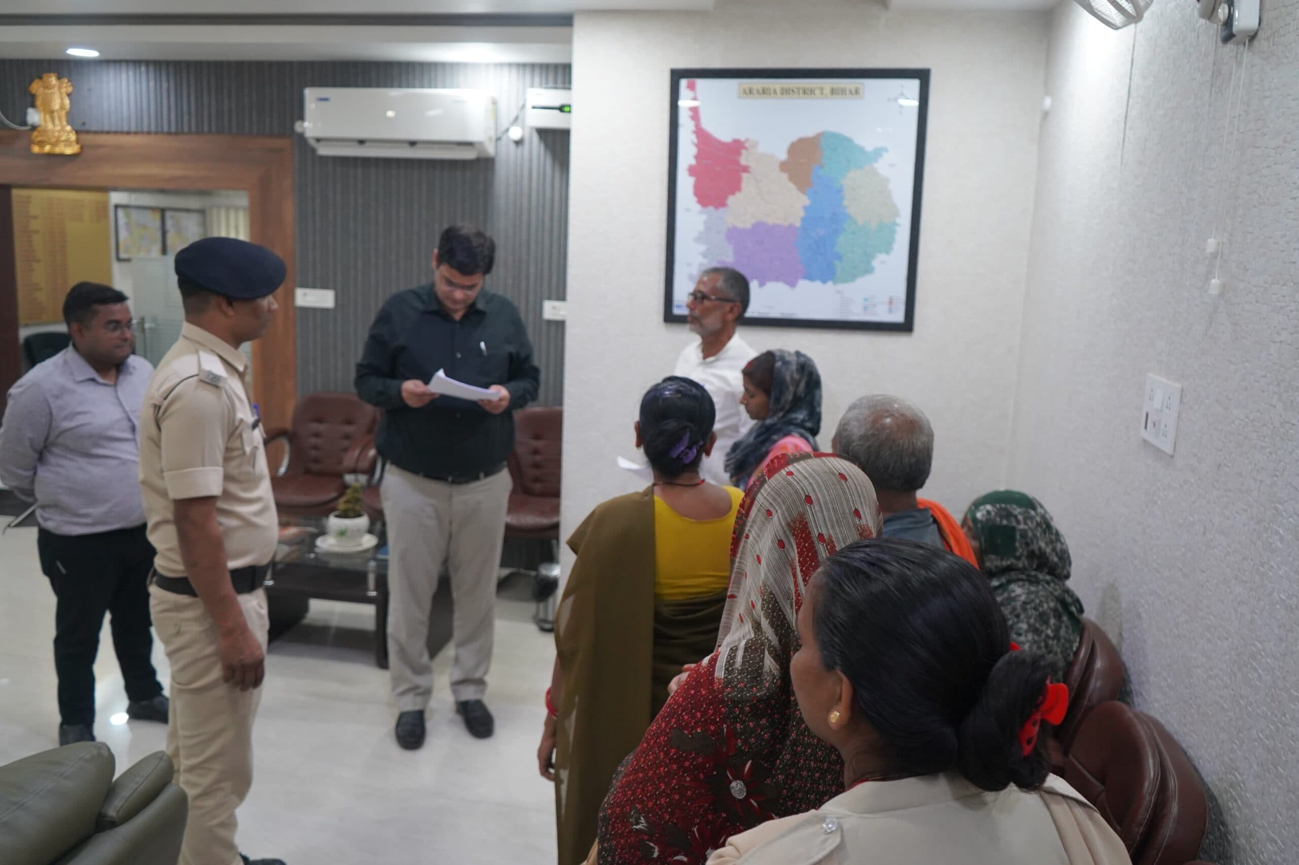 जनता दरबार में हुई 33 मामलों की सुनवाई, जिलाधिकारी ने शिकायतों के समयबद्ध एवं निष्पक्ष निष्पादन के दिए निर्देश