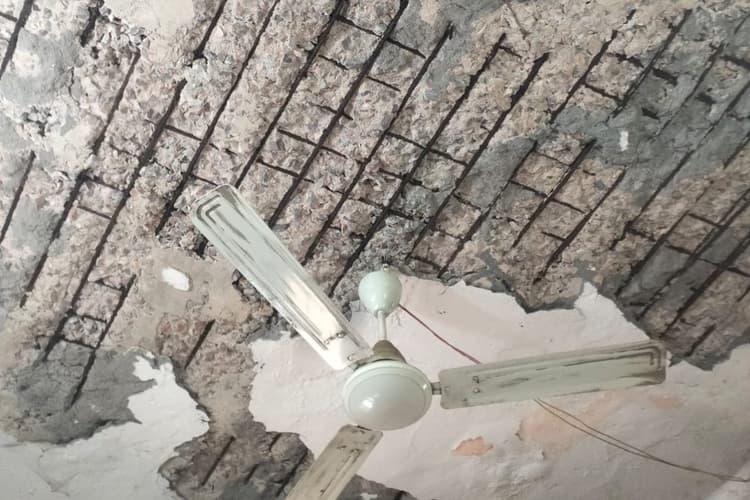 Nawada News: कौआकोल PHC की छत लगातार दूसरे दिन गिरी, मरीज बाल-बाल बचे, स्वास्थ्यकर्मियों में दहशत